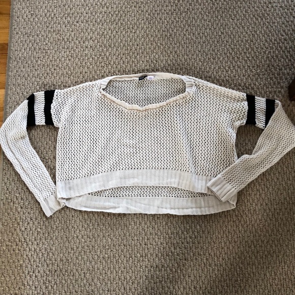 Urban Outfitters Cropped Sweater - Picture 2 of 4